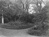 Borgmästare Janssens lummiga trädgård vid det sk Tvillinghuset i kv Komedianten 1, Kungsgatan 5. Fotot visar en rundad rabatt, grusgångar och fundamentet till en flaggstång.