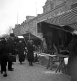 Hindersmässan i Örebro den 29 januari 1937. Full kommers pågår bland marknadsstånden på Stortorget.