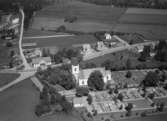 Flygfoto över Hässleby kyrka i Mariannelund, Eksjö kommun. Nr P 233.