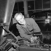 Reportage om yrkesmedveten ungdom.
November 1956.