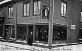 Carlsson & Perssons skrädderiaffär i hörnet av Kungsgatan och Färgaregatan, kvarteret Friden. På fotografiet står anteckningen 