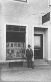 Lundström porträtterad utanför sin cigarraffär. Lundström var född 1891 och bodde 1923 på Färgaregatan 2.