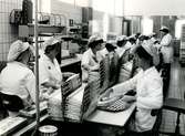 En bild av könsfördelningen på chokladfabriken med idel kvinnor i arbete.