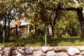 Ett tegelhus bakom ett nätstängsel på Krooks väg 8. Byggmästare var Bertil Danielsson.