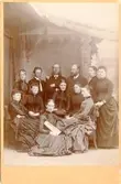 Gruppbild från Lärarkollegiet, elementarskolan för flickor. Stående från vänster: Thekla Lenche, Gustaf Blomkvist, Samuel Högman, Teodor Nattsén, Sigrid Sjöstedt och Anna Ulander. Sittande från vänster: Louise Lindstedt, Emy Hellström, Lotten Winberg, Elin Lönnroth (Ericsson), Wilhelmina Heintz och Valborg Sjöstedt.