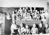 Fröken Carlsson (gift Friskopp) med elever i ett klassrum på Centralskolan.