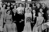 Ett brudpar med gäster på Grankärr i Götlunda 1950. Bruden heter Birgit Karlsson.

Den 