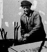 EN MAN SITTER PÅ EN SJÄLVBINDARE.