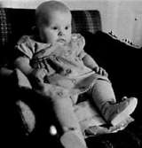 ETT LITET BARN SITTER I EN STOLTillv.tid: 1943Övriga nr: