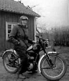 Lars Nilsson, Flistad Odenslunda på sin motorcykel.