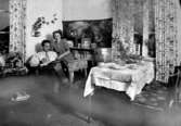 MAN OCH KVINNA SITTANDE I FINRUMMETTillv.tid: 1947Övriga nr: