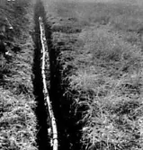 ETT GRÄVT DIKE MED ETT ANTAL LAGDA RÖR I BOTTEN