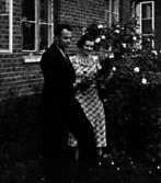 ETT PAR UTANFÖR ETT BOSTADSHUS