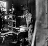 ARBETAR MED EN MASKIN SANNOLIKT PÅ ETT STENHUGGERI.