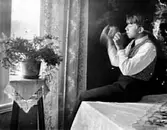 YNGLING SOM RÖKER PIPA.