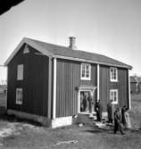 Högans hembygdsgård utanför Fjugesta. Grupp framför huset.
13 september 1942.