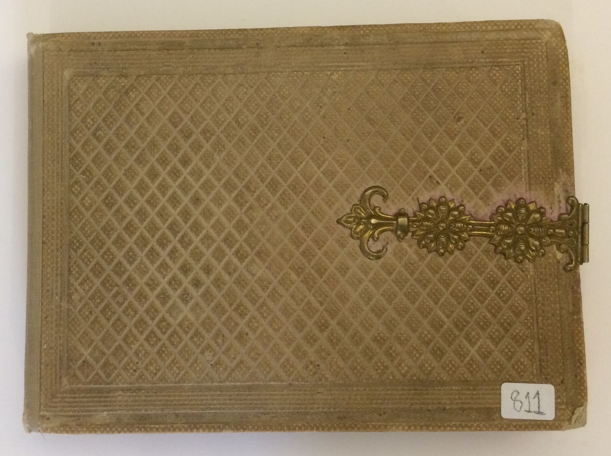 Unknown artist, Photoalbums containing portraits from the 1860s to the 70s of civilians and officers at different regiments.