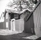 Ett bostadshus med plank och port.