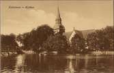 Vy över Fors kyrka i Eskilstuna, till vänster järnvägsbron över Eskilstunaån på linjen mellan Eskilstuna C och Härad.