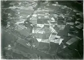 Badelunda sn, Badelundaåsen.
Flygfoto över landskap med bebyggelse.