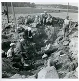 Badelunda sn, Anundshögsområdet, Långby.
Restaurering av skeppssättning.