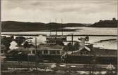 Bohus station med Göta Älv och Bohus Fästning i bakgrunden.