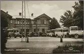 Bussar och taxibilar utanför järnvägsstationen i Kungsbacka.