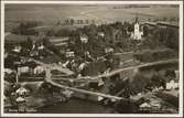 Flygfoto över Sunne. Järnvägsbron med svängbart spann från 1913.
