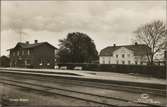 Torup station och gästgivargården i bakgrunden.