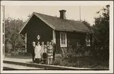 Familj framför banvaktstuga 274.