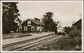 Rälsbuss vid Korsberga station.