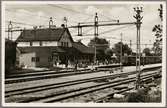 Vy på bangård och stationsområde.