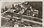 Flygfoto över samhälle och del av stationsbangård.