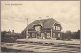 Stationsområde med resande barn och kvinnor.