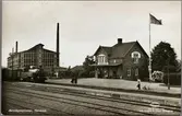Genevad stationsområde, med sockerfabriken byggd 1906, till vänster i bild.