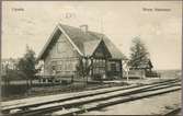 Vy på stationshus från spårområde.