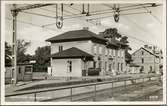 Stationsområde med vy på stationshus och byggnader.