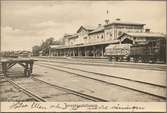 Statens Järnvägar, SJ Kd2 457.

Stationsområde och bangård med vagnar och lok.