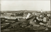 Vy på Strömstad bangård och stad med hamn i bakgrunden.