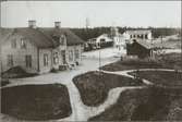 Vy på stationsområde med stationshus och lokstall.