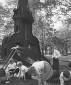 Barn leker vid monumentet Ånghammaren i Sandviken.