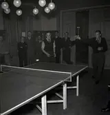 Bordtennisspelare med publik.