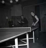 Bordtennisspelare med publik.