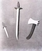 Leksaker, kniv, svärd och yxa.