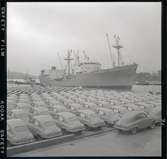 Bilar tillverkade på Saab-fabriken i Trollhättan i väntan på export till USA i Uddevalla hamn i juli 1957