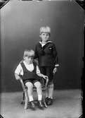 Barnporträtt -  två pojkar, Östhammar, Uppland