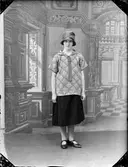 Ateljéporträtt - kvinna i hatt, Östhammar, Uppland