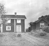 Tvåvånings enkelstuga.
Skomakare Per Persson (Skogen) bostad och skomakareverkstad, i Brobytorp. Bilden är tagen på uppdrag av Grosshandlare A.P. Hallqvist.

AB A.P. Hallqvist
(Två bilder på samma glasplåt)