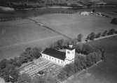 Flygfoto över Adelövs kyrka i Jönköpings kommun. Nr R 634.