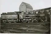 Statens Järnvägar, SJ Cc 738.

Ånglok med personal utanför lokstall.